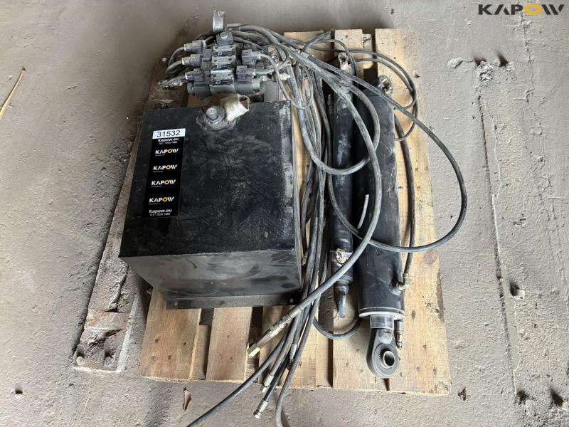 Hydraulic station with pistons 1