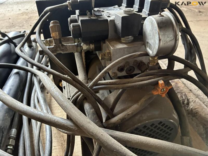 Hydraulic station with pistons 6