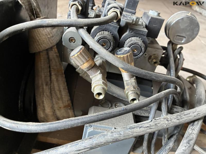 Hydraulic station with pistons 9