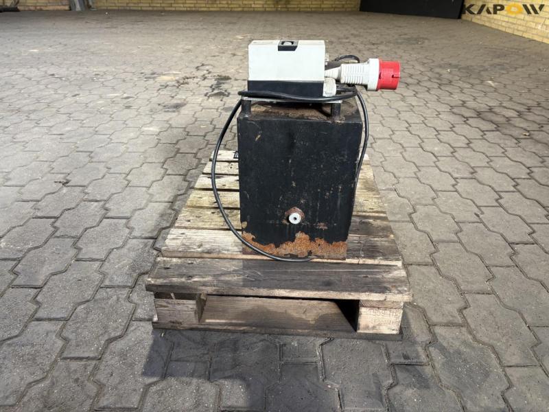 Hydraulic station 8
