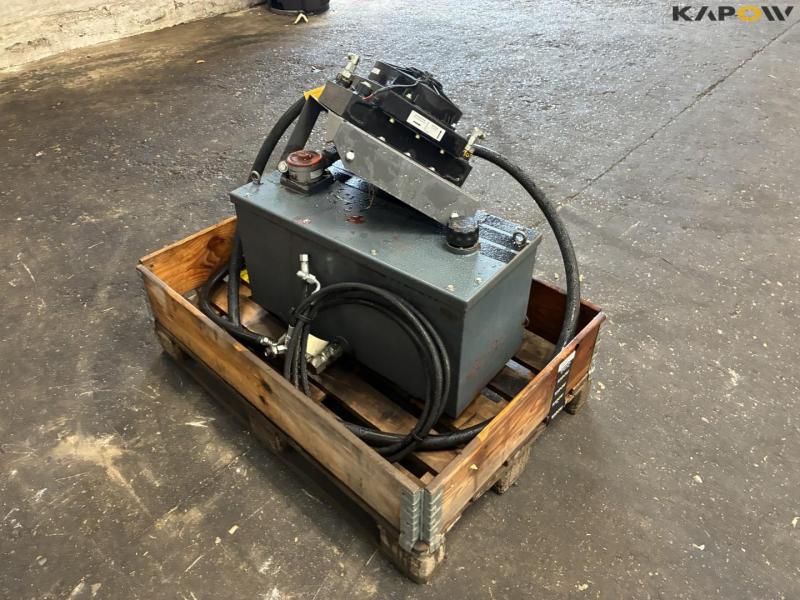 Hydraulic tank with cooler 3