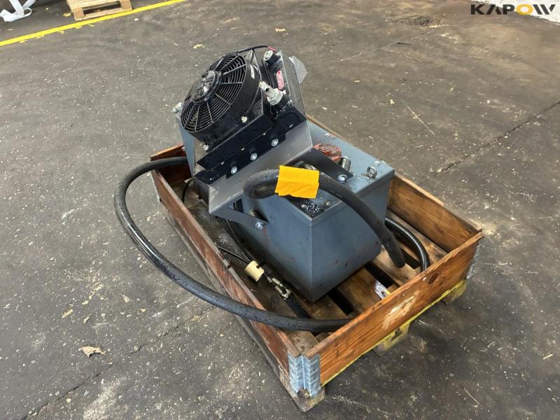 Hydraulic tank with cooler 7