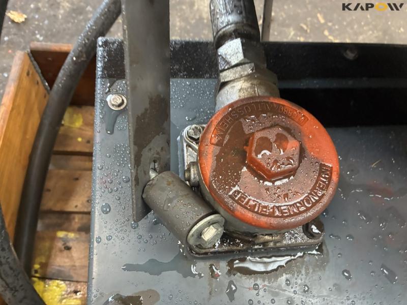 Hydraulic tank with cooler 16