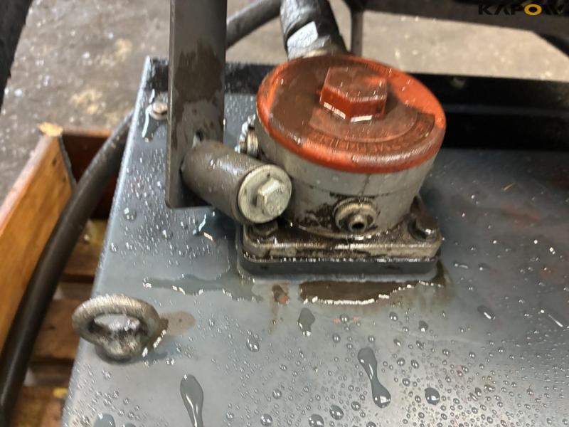 Hydraulic tank with cooler 17
