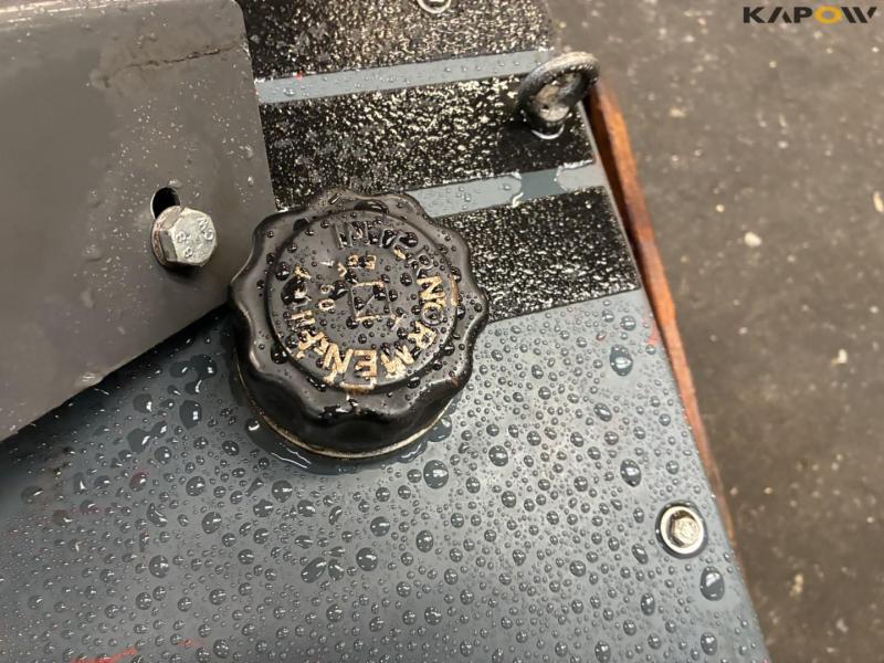 Hydraulic tank with cooler 18