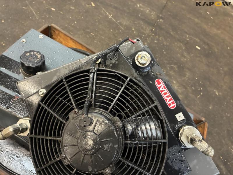 Hydraulic tank with cooler 29