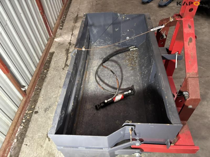 Hydraulic rear tip bucket 16