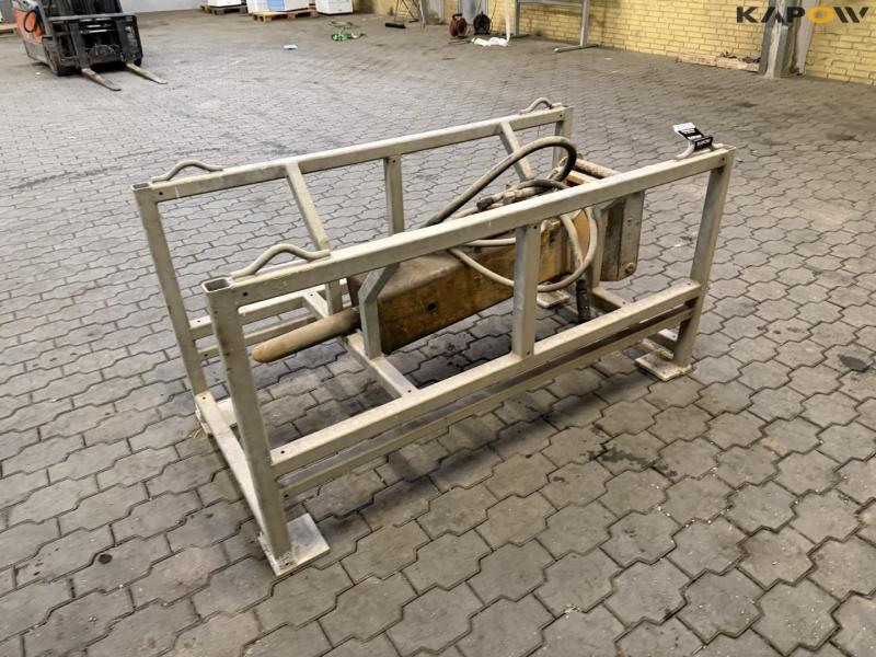 Hydraulic hammer with Hydrema hitch 7