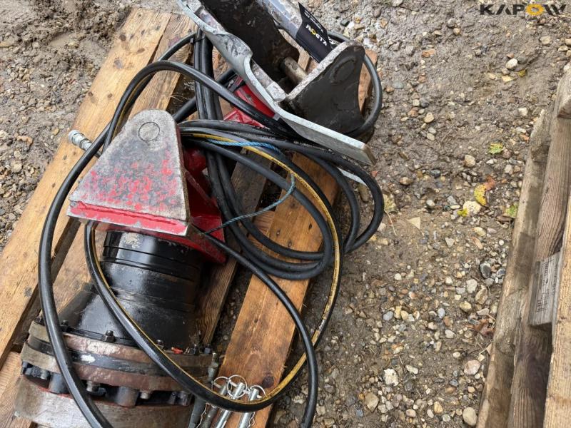 Hydraulic earth auger with Hydrema hitch 14