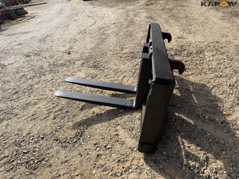 Hydraulic pallet forks with Volvo hitch 8