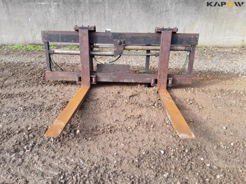 Hydraulic pallet forks with Volvo hitch 2