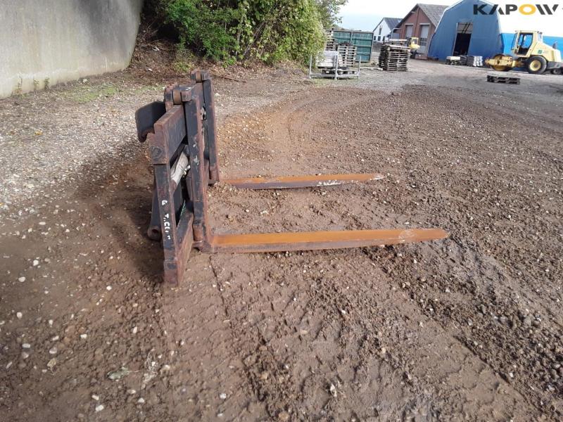 Hydraulic pallet forks with Volvo hitch 4