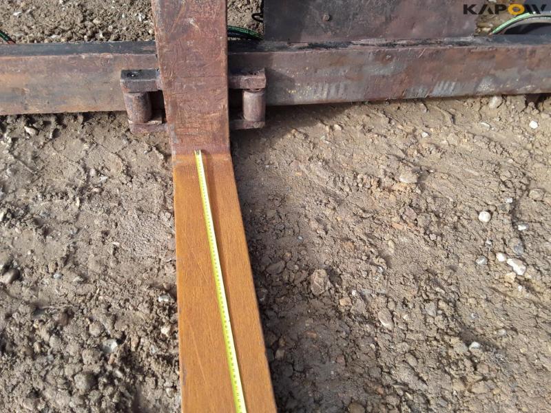Hydraulic pallet forks with Volvo hitch 8