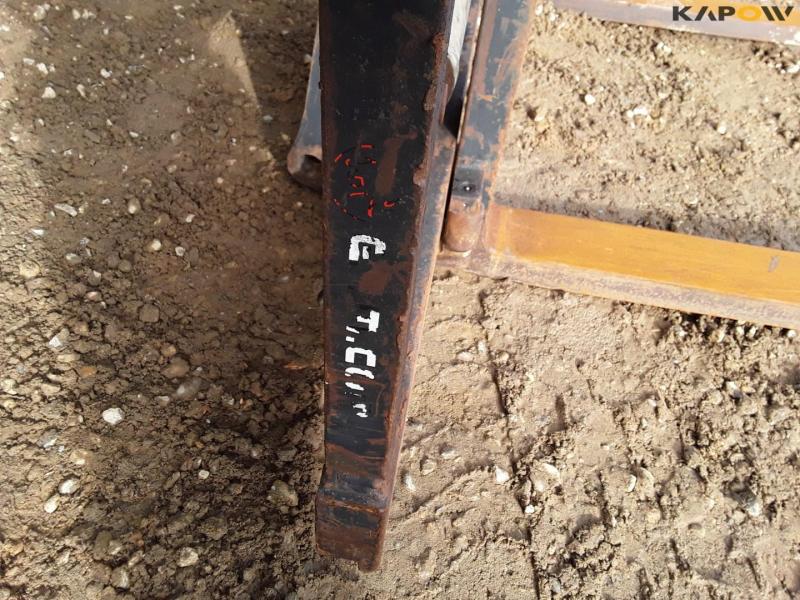 Hydraulic pallet forks with Volvo hitch 16