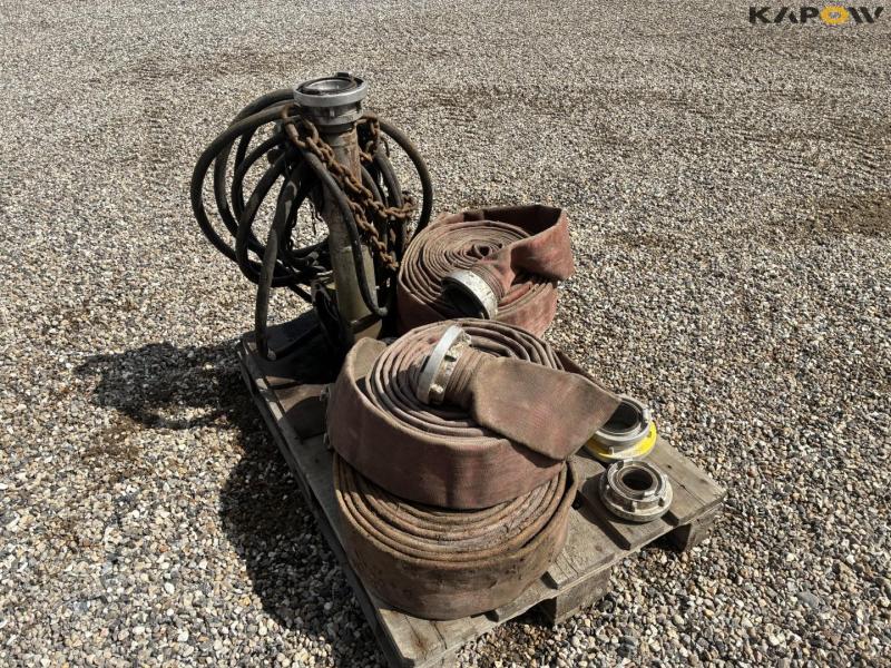 Hydraulically driven pump with 4