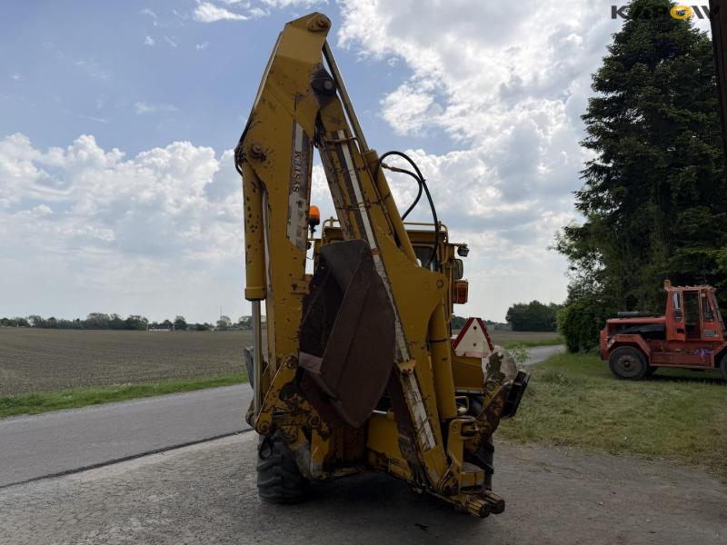 Hydrema 806 CLS backhoe loader 5