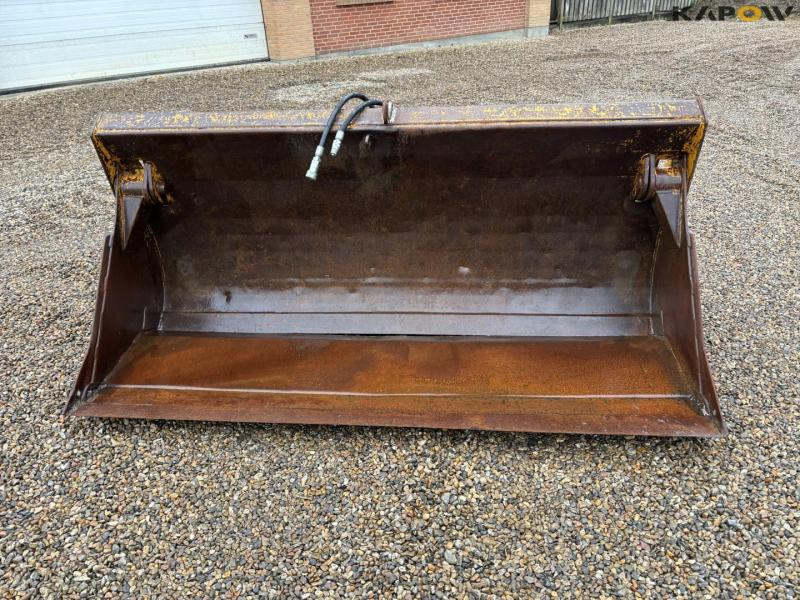 Hydrema bucket with Volvo hitch 2