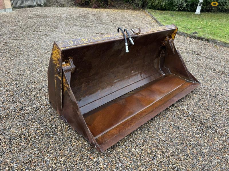 Hydrema bucket with Volvo hitch 3