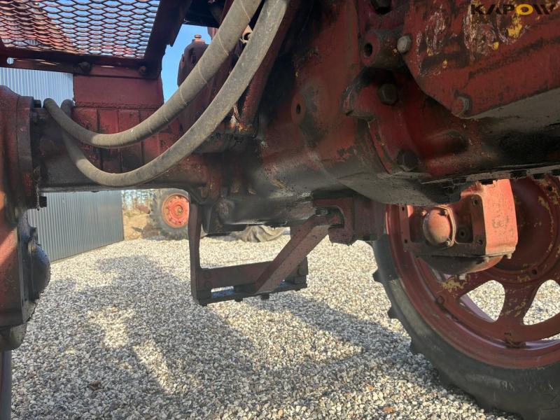 IH 504 high crop tractor 26