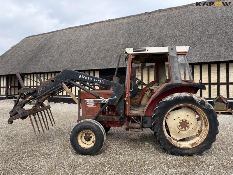 IH 685 XL tractor with front loader 8