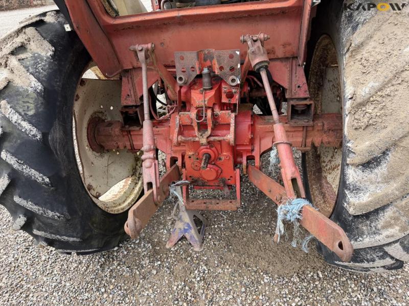 IH 685 XL tractor with front loader 24