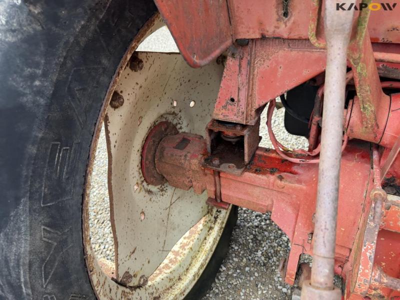 IH 685 XL tractor with front loader 28