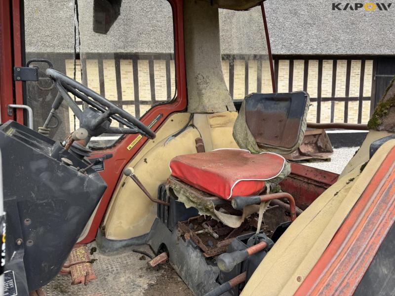 IH 685 XL tractor with front loader 31