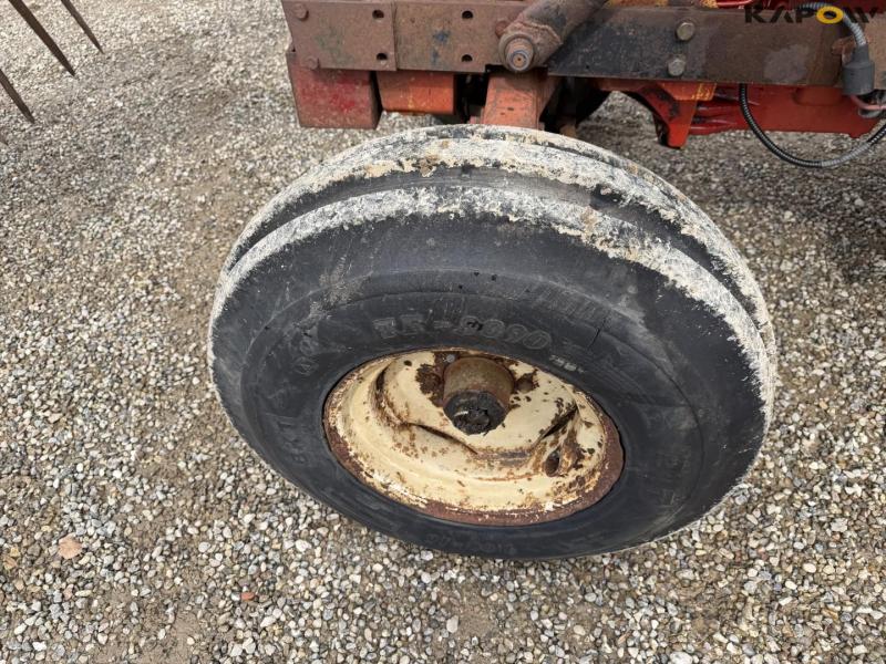 IH 685 XL tractor with front loader 57