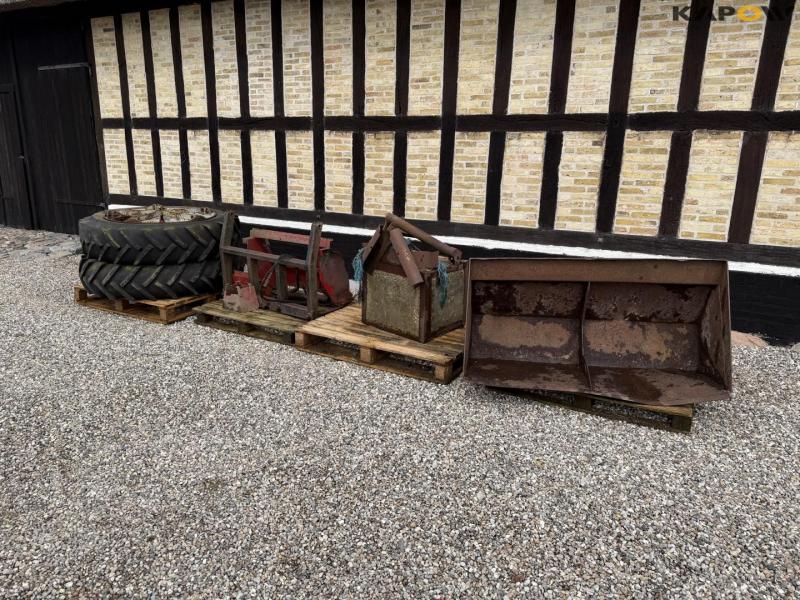 IH 685 XL tractor with front loader 59