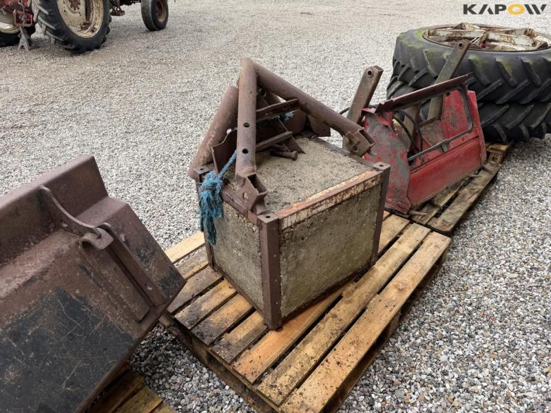 IH 685 XL tractor with front loader 62