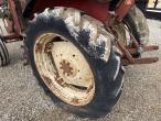 IH 685 XL tractor with front loader 49
