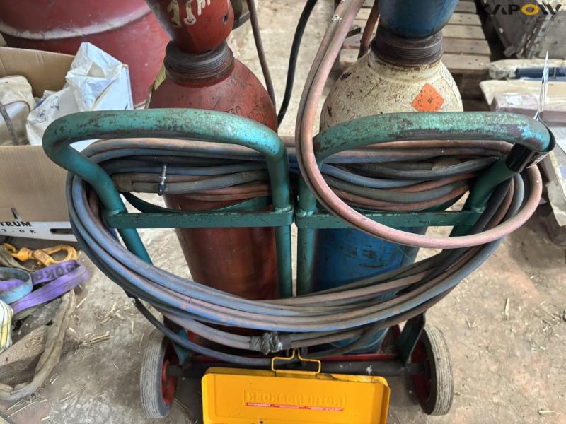 Oxygen and gas set with cart 13