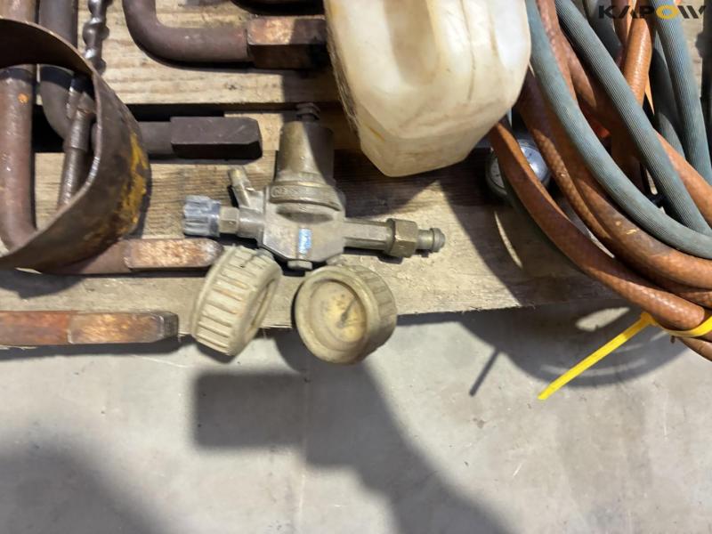 Oxygen and gas set 27