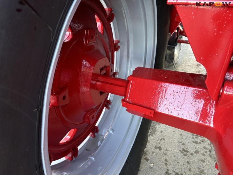 International Harvester 886 tractor 31