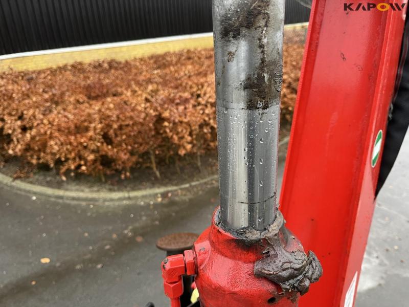 Iveco 120-250 Euro Cargo truck with Ferrari F540 crane 37