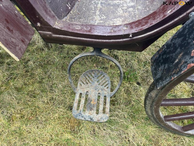 J.H. Hildebrandt horse-drawn carriage 16