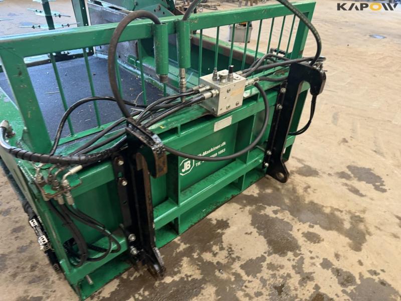 JB-Maskiner spread-a-bale maxi streamer with Volvo hitch 11