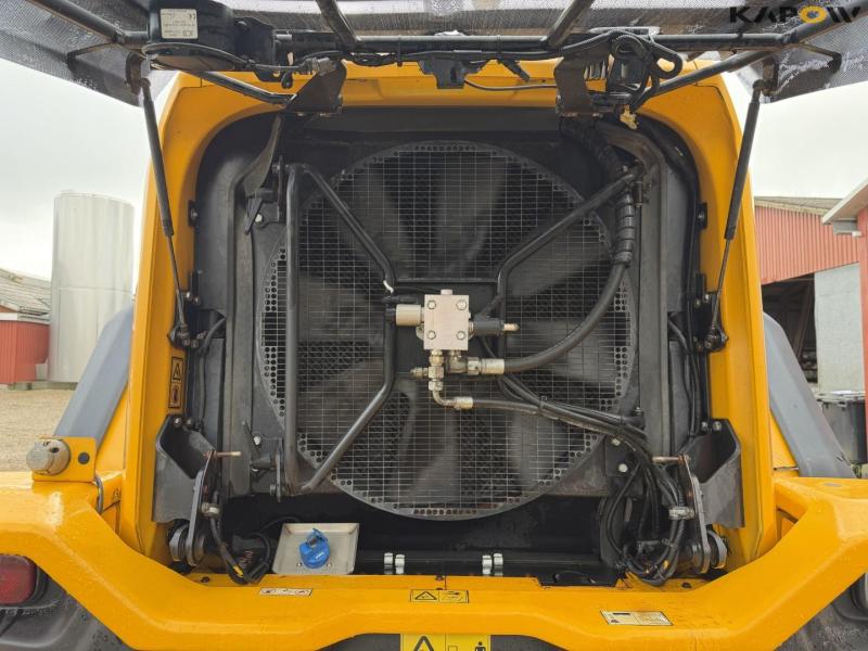 JCB 427 Agri wheel loader 28