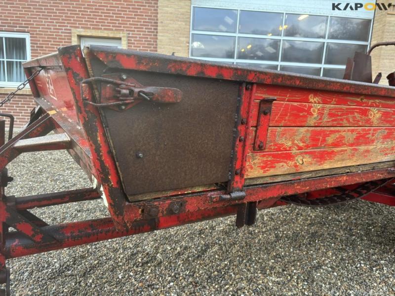 JF dump trailer with manure spreader 43