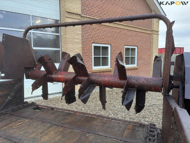 JF dump trailer with manure spreader 49