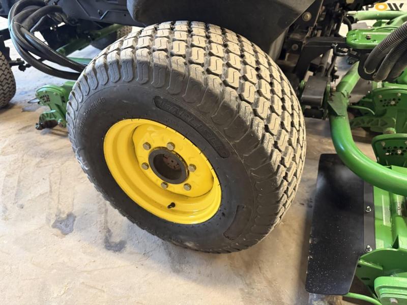 John Deere 3245Clawn mower 43