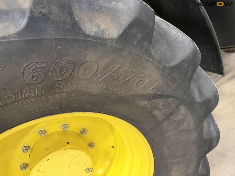 John Deere 6215R tractor 62