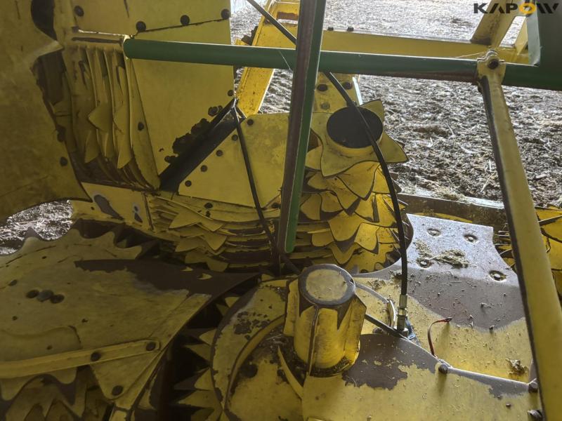 John Deere 7700 forage harvester with corn header and pickup 106