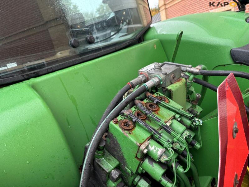 John Deere 7920 tractor 49