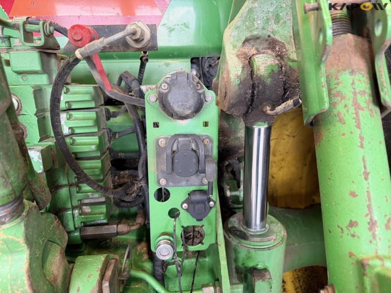 John Deere 8335R tractor 37