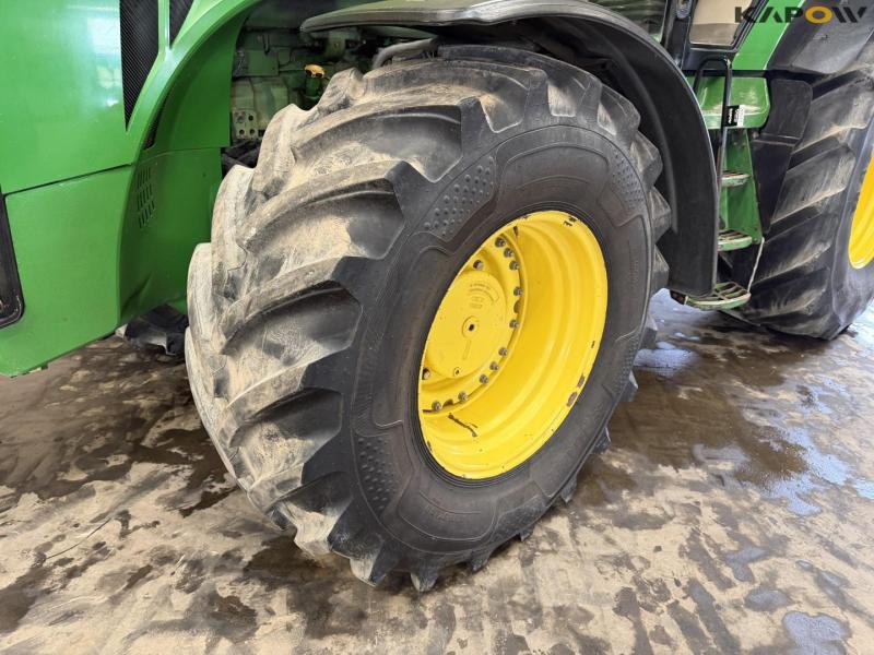 John Deere 8335R tractor 68