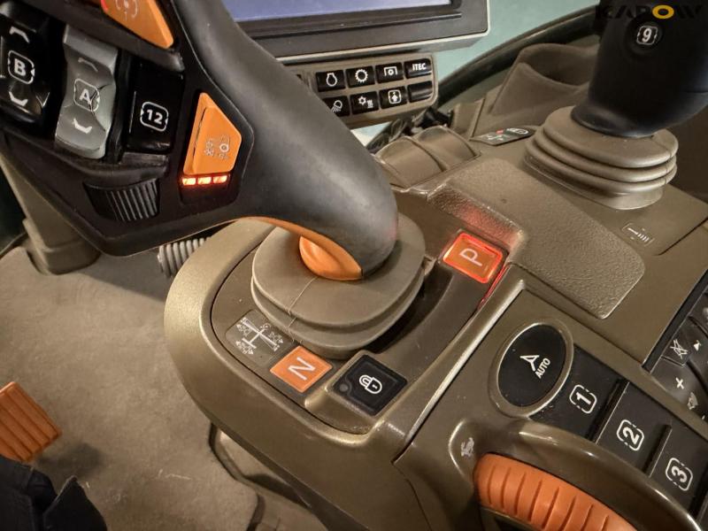 John Deere 8R 370 tractor 61