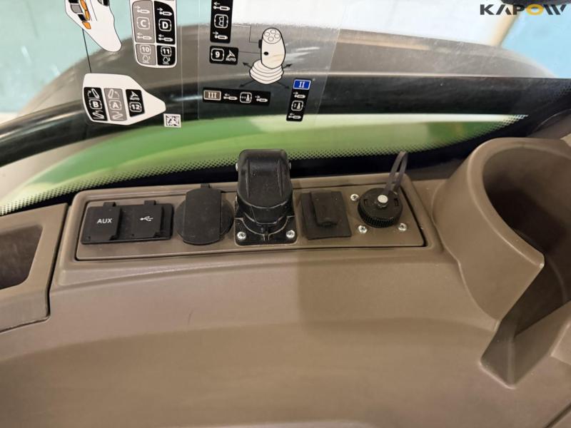 John Deere 8R 370 tractor 68