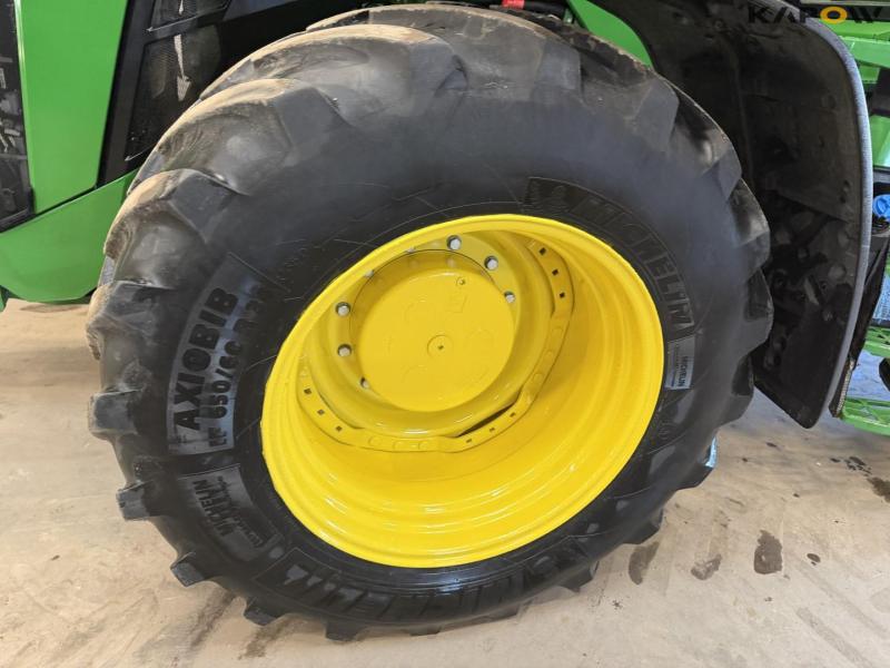 John Deere 8R 370 tractor 81