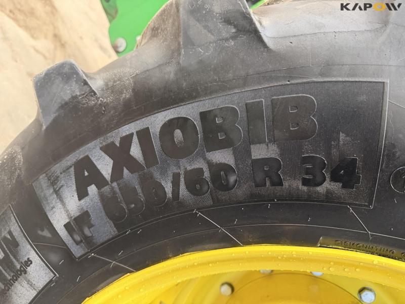 John Deere 8R 370 tractor 82